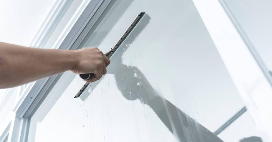 cleaning window wiith wipper